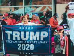 People protesting for keeping America great again