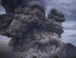 A volcano is erupted again in Japan