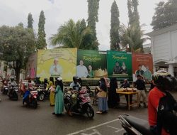 Diskominfo Bagi- bagi Takjil Kepada Masyarakat di Depan Istana Daerah Kepulauan Sula