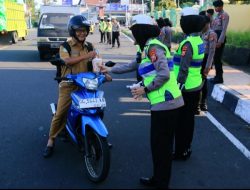 Bentuk Kepedulian selama Bulan Suci Ramadhan, Polda Malut bagi-bagi Takjil