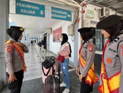 Patroli Rutin, Polwan Ditsamapta Polda Malut Aktif Komunikasi dengan Masyarakat