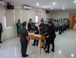 Kakanwil Kemenkumham Malut Lantik 2 Pejabat Fungsional Tertentu Analis Kekayaan Intelektual