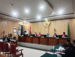 Gunakan Kursi Roda dan Tangan Diborgol, Eks Gubernur Malut AGK Jalani Sidang Perdana di PN Tipikor Ternate