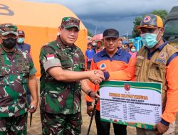 Pangdam Pattimura Salurkan Bantuan Bagi Korban Bencana Alam Erupsi Gunung Ibu di Halmahera Barat