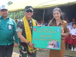 Tim Wasev TMMD ke-120 Kodim 1508/Tobelo Berikan Bantuan Alat Tulis Sekolah untuk Anak-anak