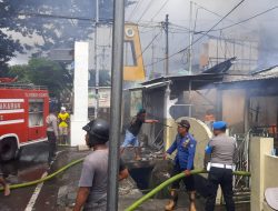 Rumah dan Warung di Kelurahan Sangaji Ternate Terbakar, Tiga Korban Dilarikan ke Rumah Sakit