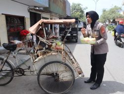 Jumat Berkah, Srikandi Bhayangkara Polres Sula Bagi Makanan Gratis