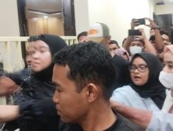 Oknum Polisi Larang Wartawan Ambil Gambar Eliya Bachmid Usai Beri Keterangan Disidang AGK