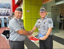 Kakanwil Purwanto Serahkan Penghargaan kepada ASN Kemenkumham Malut