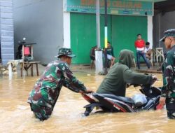 Personil TNI Kodim 1512/Weda Bantu Warga Terdampak Banjir di Jalan Lintas Weda Lelief 