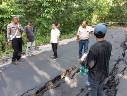 Polres Halmahera Timur Sigap Amankan Jalan Lintas Halmahera yang Longsor Akibat Hujan Deras 