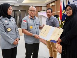 Kakanwil Kemenkumham Malut Purwanto Serahkan 2 Sertifikat Merek Azadan dan Dapur Nona Jo, Dorong Pelindungan dan Nilai Ekonomi KI