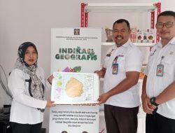 Berkas Indikasi Geografis Pala Ternate 1 Diserahterimakan dari Dinas Pertanian Kota Ternate kepada Kemenkumham Malut