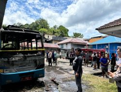 Dua Unit Mobil  BPPKB Kota Ternate Terbakar, Sumber Api Diduga dari Pembakaran Kardus Bekas 