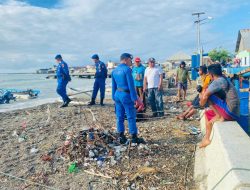 Patroli Dialogis, Satpolairud Polres Sula Edukasi Masyarakat di Pelabuhan Sanana