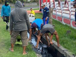 Petugas dan Warga Binaan Lapas Tobelo Bersama Masyarakat Bakti Sosial Pembersihan Drainase Limbah Air