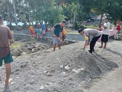 Bentuk Kepedulian, Bhabinkamtibmas Desa Waiman di Sula Bantu Warga Binaannya