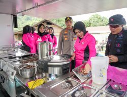 Pastikan Kebutuhan Makan Korban Erupsi Gunung Ibu Terpenuhi, Ketua Bhayangkari Daerah Maluku Utara Cek Dapur Umum