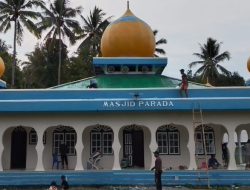 Jelang Ramadhan Warga Marimabati Halbar Gotong Royong Bersihkan Masjid