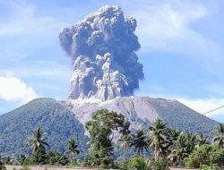 Gunung Ibu di  Halmahera  Barat  Kembali Erupsi