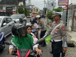 Mengingatkan Masyarakat Berkendara, Ditlantas Polda Malut Berbagi Takjil