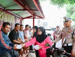 Menjelang Buka Puasa, Polantas Polres Ternate Berbagi Takjil Gratis