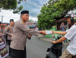 Kapolres Ternate Berbagi Takjil Kepada Masyarakat