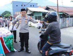 Dir Binmas Pimpin Pembagian Takjil Di depan Polda Maluku Utara