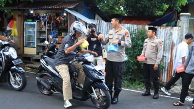 Bagikan Ratusan Takjil, Warga Kota Ternate Apresiasi Jajaran Polda Malut dan Insan Pers