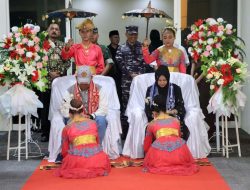 Tiba di Ternate, Kapolda Maluku Utara dan Istri Disambut Tradisi Adat Joko Kaha