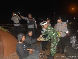 Bentuk Sinergitas TNI Polri, Kodim 1501/Ternate Berbagi Makanan Sahur kepada Masyarakat