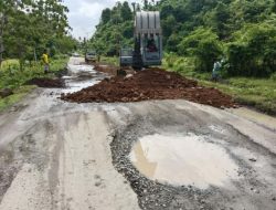 H-2 Lebaran Idul Fitri, Warga dan Polsek Gane Barat Halsel Perbaiki Jalan Ruas Provinsi Maluku Utara
