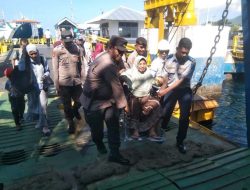 Hadir untuk Masyarakat, Polres Ternate Berikan Pelayanan di Pelabuhan Saat Mudik