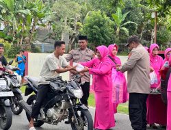 Polsek Sanana Berbagi Takjil dan Sembako Ramadhan Kepada Masyarakat atau Pengendara