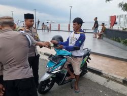 Polsek KP3 A Yani Ternate Berbagi Takjil Jelang Buka Puasa