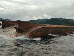 Kapal Tongkang Terbalik di Perairan Kayoa Barat Halmahera Selatan