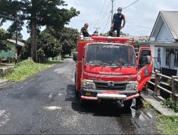 Kurangi Dampak Vulkanik Damkar Halut Lakukan Penyemprotan Air Ke Jalan