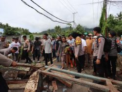 Pemkot Ternate Dianggap Lambat Tangani Banjir, Warga Korban Banjir di Kelurahan Kastela Blokade Jalan