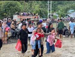Polres Sula Kerahkan Personel Bantu Warga Sebrangi Sungai