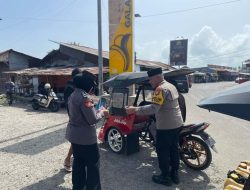 Jum’at Berkah, Polsek Oba Utara Tidore Kepulauan Berbagi Makanan Kotak