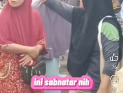 Puluhan Pedagang di Desa Rawajaya Diamuk Seorang Ibu karena Gunakan Bahu Jalan untuk Berjualan