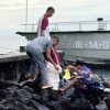 Peduli Lingkungan, Polisi Gotong Royong Bersihkan Sampah di Pelabuhan Perikanan Nusantara Bastiong Ternate 
