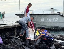 Peduli Lingkungan, Polisi Gotong Royong Bersihkan Sampah di Pelabuhan Perikanan Nusantara Bastiong Ternate 