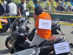 Oknum Lurah Kota Ternate Peragakan 6 Adegan Cara Curi HP di Bagasi Motor