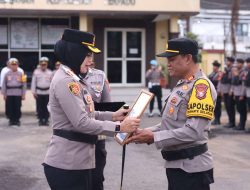 Berikan Penghargaan kepada Kapolsek, Kapolres Ternate : Ini Merupakan Bentuk Apresiasi
