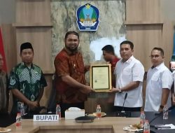 Kakanwil Argap Serahkan Sertifikat KIK Duku Bacan kepada Bupati Halsel