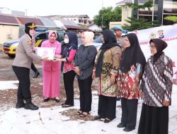 Peringati HUT Bhayangkara ke -79, Polres Ternate Salurkan 600 Paket Sembako ke Warga 