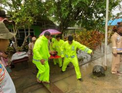 Dipimpin Langsung Kapolres, Polres Halmahera Selatan Bantu Evakuasi Warga Terdampak Banjir