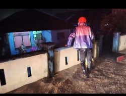 Tim Rescue SAR Ternate Evakuasi Warga yang Terjebak Banjir