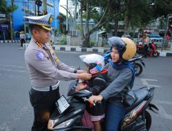 Dipimpin Doni, Ditlantas Polda Maluku Utara Bagikan Helm kepada Pengendara